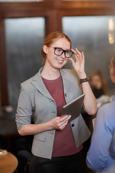 Sonriente Joven Gerente Gafas Pie Con Tableta Digital Hablar Con — Foto de Stock