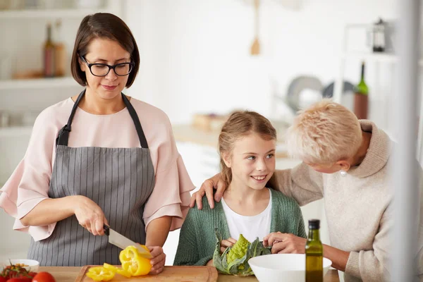 Niña Aprendiendo Cocinar Ensalada Verduras Con Ayuda Madre Abuela Mientras — Foto de Stock