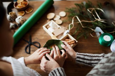 Noel için masada iki dekorasyon hediye kutusundan oluşan ailenin yakın çekimi.