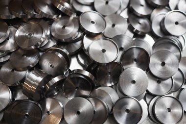 Metal fabrikasında üretilen yeni metal detaylarının bolluğu