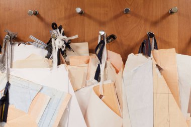 Elbise dikmek için yapılmış duvarda asılı olan şablonların yakın çekimi