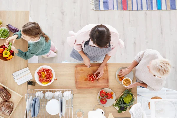 Vista Ángulo Alto Familia Tres Pie Mesa Cocina Preparación Alimentos — Foto de Stock