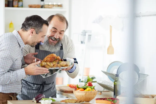 Hombre Mayor Con Barba Joven Sosteniendo Plato Pavo Asado Preparado — Foto de Stock