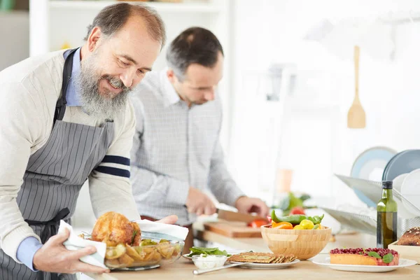 Улыбающиеся Мужчины Готовят Вместе Домашней Кухне — стоковое фото