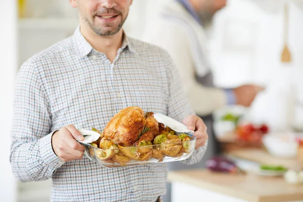 Joven Sosteniendo Plato Pavo Asado Preparado Para Las Vacaciones Con —  Fotos de Stock