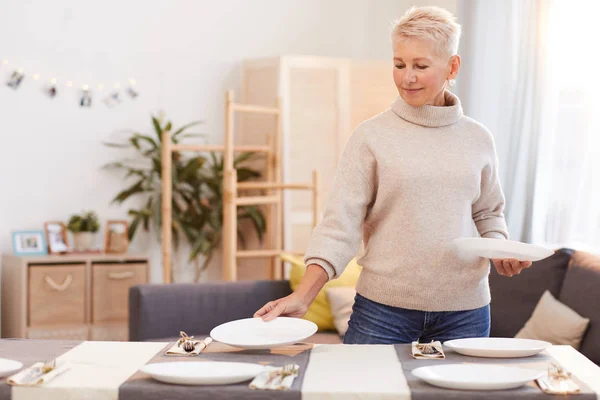 Mujer Madura Con Pelo Rubio Corto Poniendo Plato Mesa Sirviendo —  Fotos de Stock