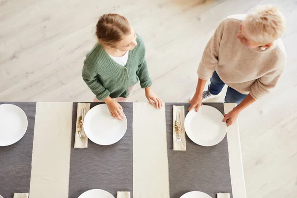 Madre Hija Pie Juntas Cerca Mesa Comedor Limpieza Vajilla Antes — Foto de Stock