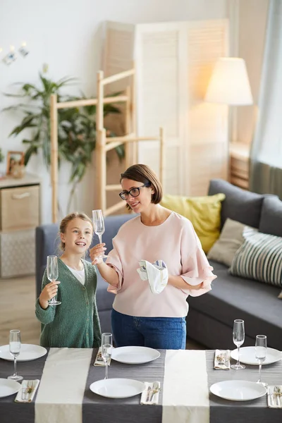 Mujer Joven Gafas Vista Pie Con Gafas Vino Limpiando Con — Foto de Stock