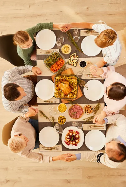 Korkea Kulma Näkymä Perheen Istuu Pöydässä Kädestä Rukoilee Ennen Ateriaa — kuvapankkivalokuva