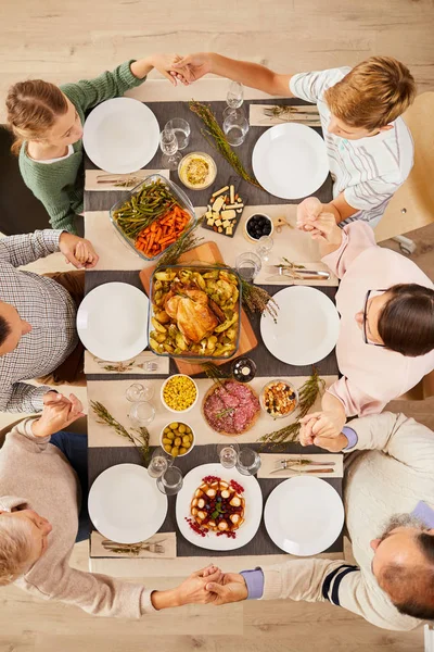 Vista Ángulo Alto Familia Sentada Mesa Cogida Mano Rezando Antes — Foto de Stock