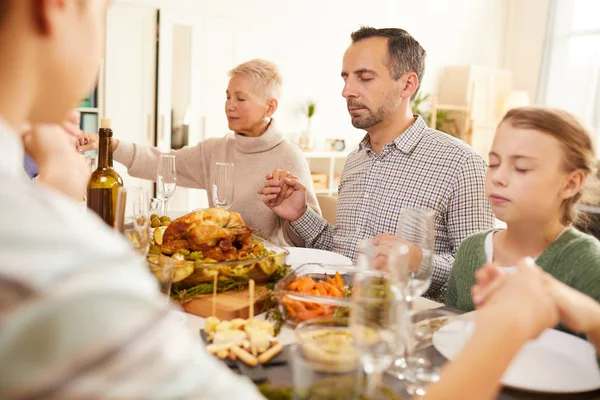 Little Girl Sitting Table Eyes Closed Praying Together Family Holiday — Stock Photo, Image