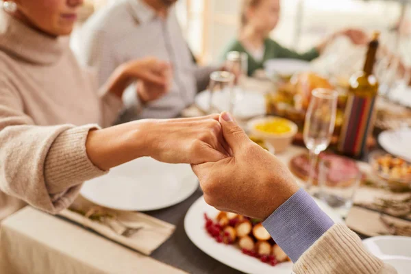 Primer Plano Familia Sentada Mesa Del Comedor Tomados Mano Rezando — Foto de Stock