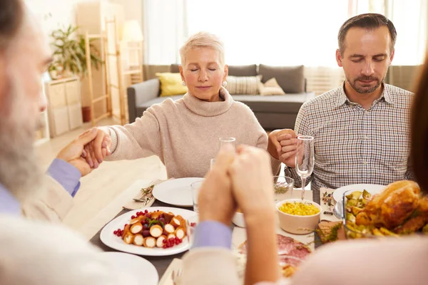 Primer Plano Familia Sentada Mesa Del Comedor Tomados Mano Rezando — Foto de Stock