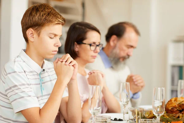 Familia Sentada Mesa Con Los Ojos Cerrados Rezando Durante Cena — Foto de Stock