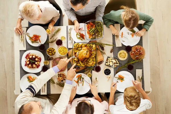 Vista Ángulo Alto Gran Familia Celebrando Día Acción Gracias Comiendo — Foto de Stock