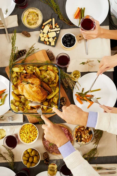 Close Homem Cortando Peru Assado Vai Comer Mesa Durante Jantar — Fotografia de Stock