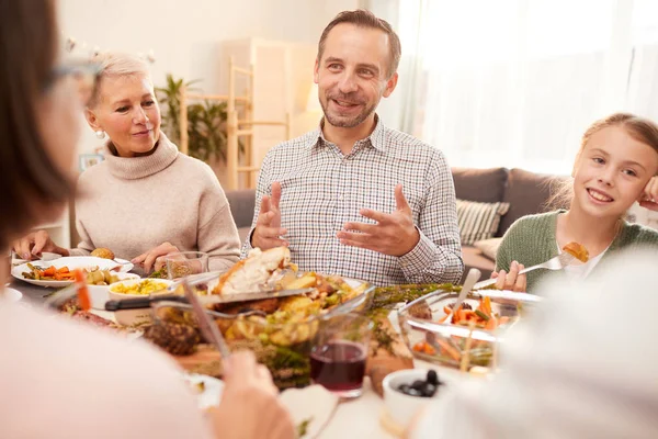 Joven Sentado Mesa Comedor Hablando Con Los Miembros Familia Durante — Foto de Stock