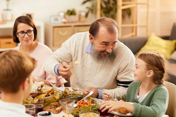 Niña Sentada Mesa Comedor Comiendo Hablando Con Abuelo Durante Cena — Foto de Stock