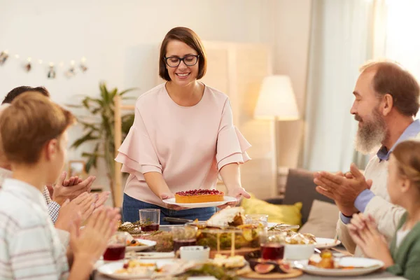 Familia Feliz Pasando Tiempo Juntos Durante Cena Mesa — Foto de Stock