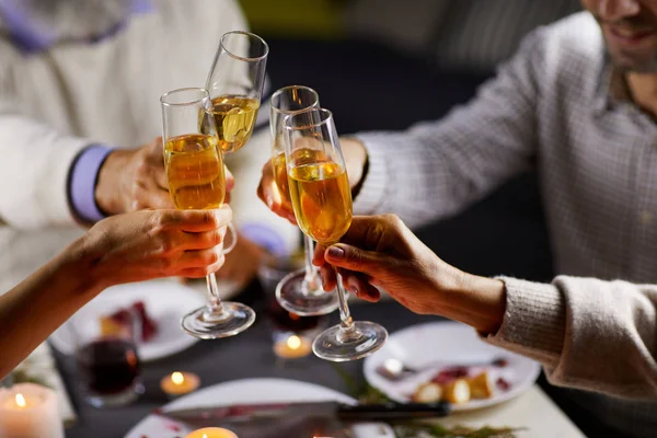 Ritratto Persone Che Reggono Bicchieri Con Champagne Brindisi Durante Cena — Foto Stock