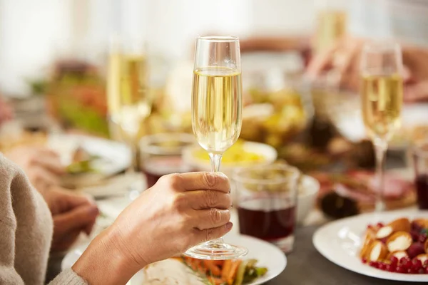 Masada Yemek Yerken Şampanyayla Birlikte Kadın Ellerinin Bardaklarını Yakın Plan — Stok fotoğraf