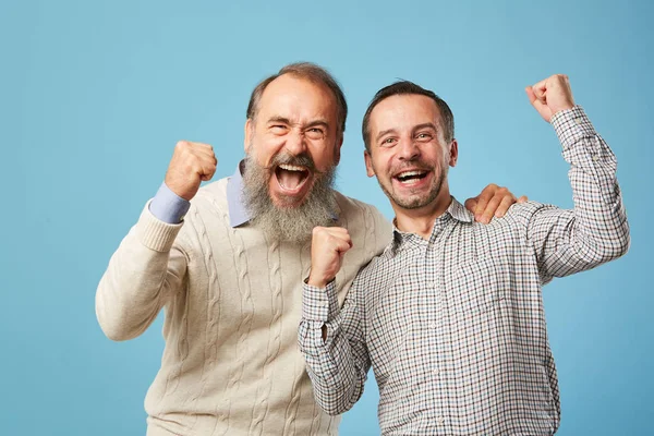 Portret Van Twee Opgewonden Mannen Die Samen Staan Erg Blij — Stockfoto