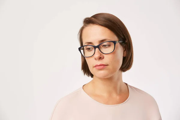 Giovane Donna Con Capelli Corti Occhiali — Foto Stock