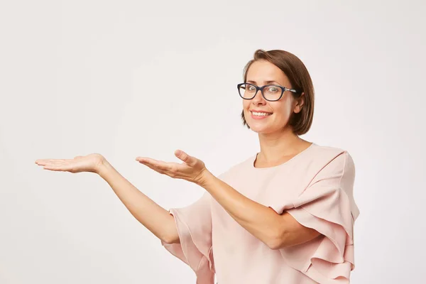 Portrait Jeune Femme Aux Cheveux Courts Aux Lunettes Souriant Caméra — Photo