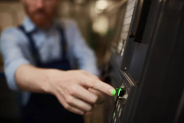 Primo Piano Del Lavoratore Manuale Che Preme Pulsante Verde Sulla — Foto Stock