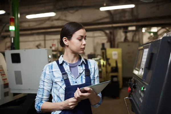 Grave Giovane Ingegnere Abbigliamento Lavoro Con Tablet Digitale Guardando Macchina — Foto Stock