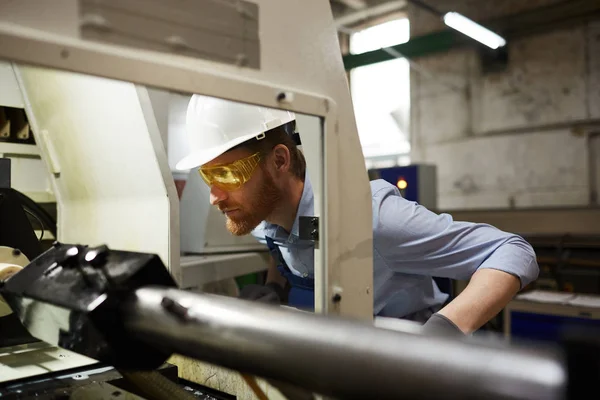 Ingegnere Serio Hardhat Occhiali Protettivi Guardare Lavoro Della Macchina Fabbrica — Foto Stock