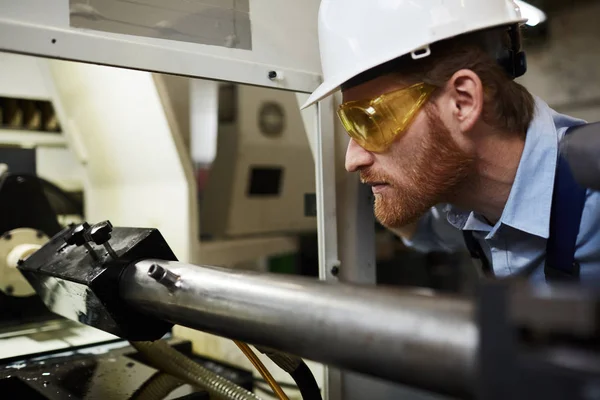 Encerramento Técnico Capacete Trabalho Óculos Proteção Examinando Trabalho Novo Torno — Fotografia de Stock