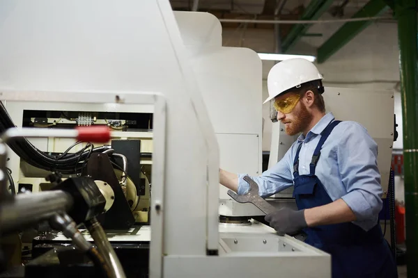 Junger Bärtiger Reparateur Schutzkleidung Mit Schraubenschlüssel Und Arbeit Der Drehbank — Stockfoto