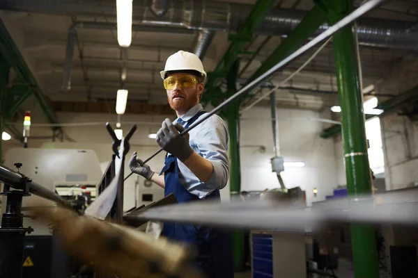 Operaio Manuale Abiti Lavoro Protettivi Occhiali Con Guanti Che Tengono — Foto Stock