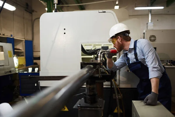 Jeune Opérateur Lunettes Protection Vêtements Travail Debout Travaillant Sur Tour — Photo