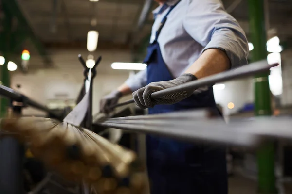 Primo Piano Del Lavoratore Manuale Tuta Che Tiene Tubo Metallico — Foto Stock