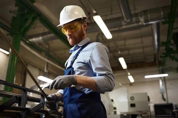 Polier Arbeitskleidung Und Schutzbrille Zur Qualitätskontrolle Von Eisenrohren Und Messung — Stockfoto