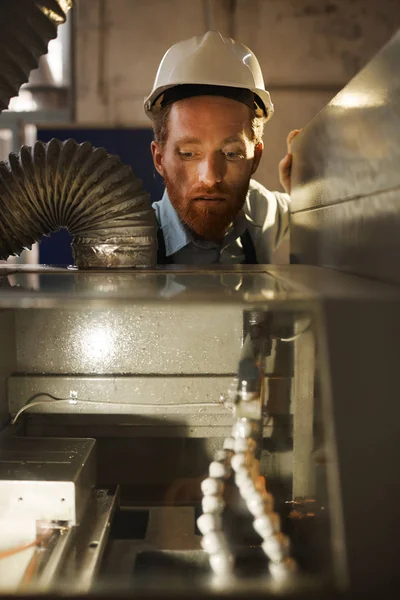 Operaio Manuale Nel Casco Lavoro Piedi Vicino Tornio Guardando Lavoro — Foto Stock