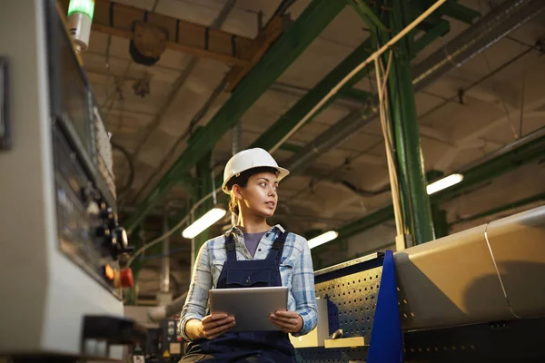 Technikerin Mit Arbeitshelm Steuert Die Arbeit Der Maschine Mit Digitalem — Stockfoto