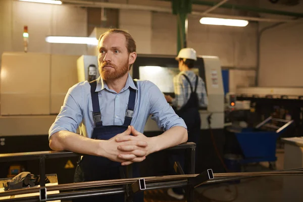 Serious Barbuto Operaio Manuale Tute Piedi Vicino Tornio Produzione Tubi — Foto Stock