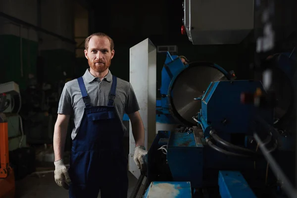 Portrait Jeune Mécanicien Barbu Salopette Regardant Caméra Debout Dans Usine — Photo