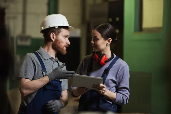 Manual Worker Overalls Work Helmet Discussing Work Female Worker Using — 스톡 사진