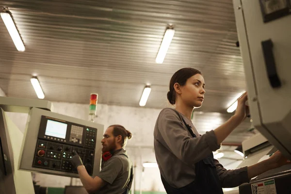 Mulher Séria Trabalho Usar Controlar Trabalho Máquina Com Colega Fundo — Fotografia de Stock