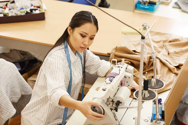 Azji Młoda Krawcowa Pracuje Maszyny Szycia Ubrania Warsztacie — Zdjęcie stockowe