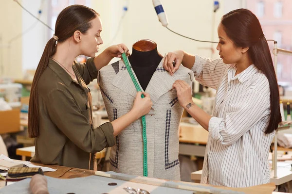 Genç Moda Tasarımcısı Mankenin Yanında Duruyor Atölyede Mezurayla Ölçüm Yapıyorlar — Stok fotoğraf