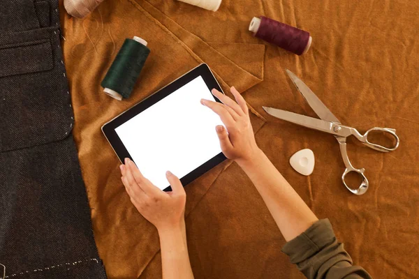 Κοντινό Πλάνο Του Σχεδιαστή Μόδας Χρησιμοποιώντας Tablet Ενώ Εργάζονται Διαφορετικούς — Φωτογραφία Αρχείου