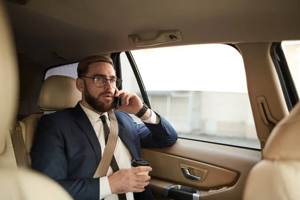 Ανησυχώντας Νεαρός Επιχειρηματίας Μιλώντας Στο Κινητό Τηλέφωνο Και Πίνοντας Καφέ — Φωτογραφία Αρχείου