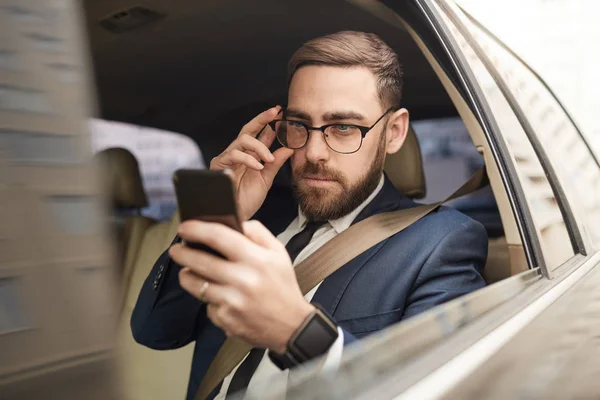 Jeune Homme Affaires Aux Lunettes Regardant Écran Téléphone Mobile Assis — Photo