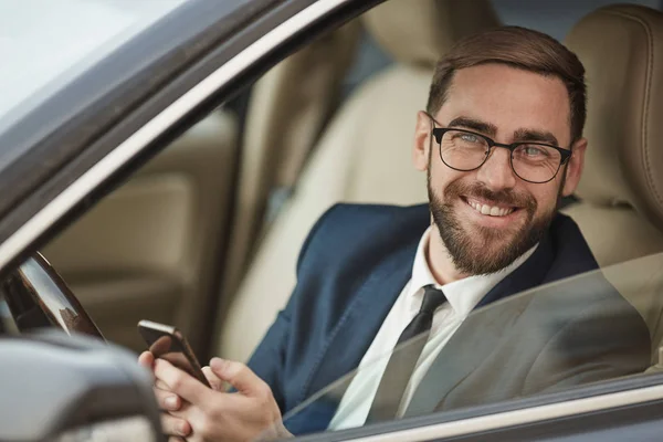 Jeune Homme Aux Lunettes Assis Dans Voiture Message Textuel Sur — Photo