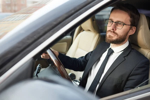 Jeune Homme Affaires Barbu Sérieux Lunettes Assis Derrière Volant Conduisant — Photo